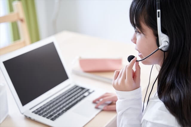 オンライン授業を受ける女の子