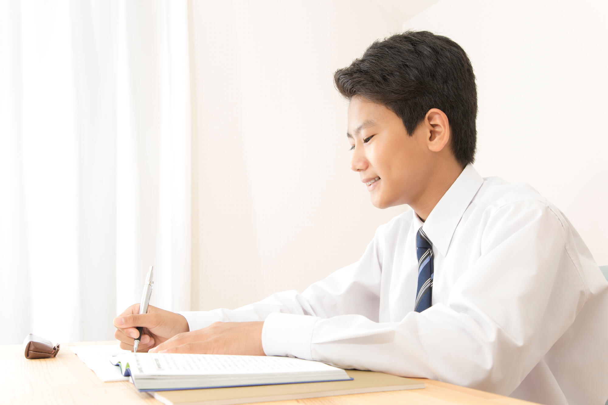 高校受験の勉強をする中学生